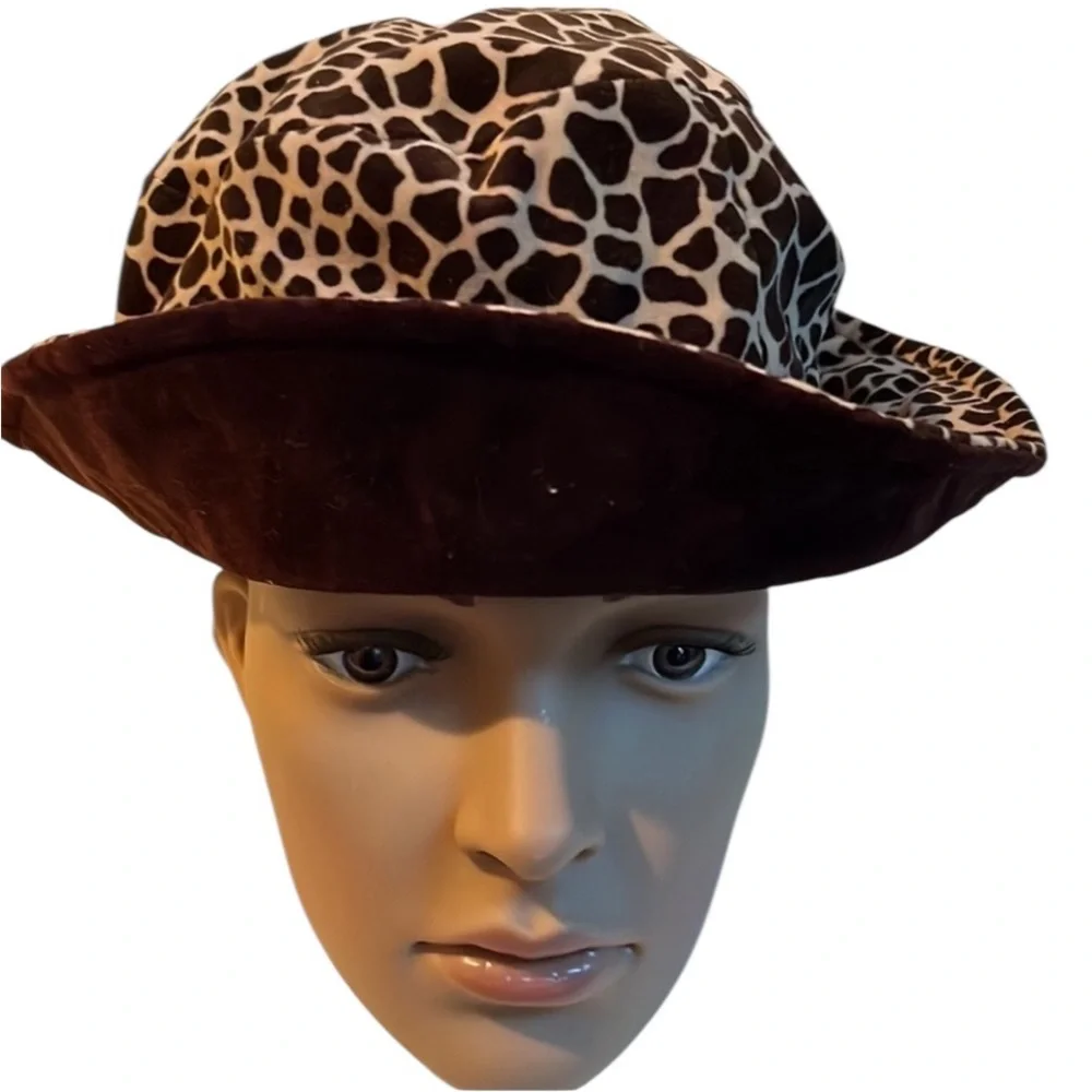 Women’s one size reversible hat brown velvet and leopard print NWOT